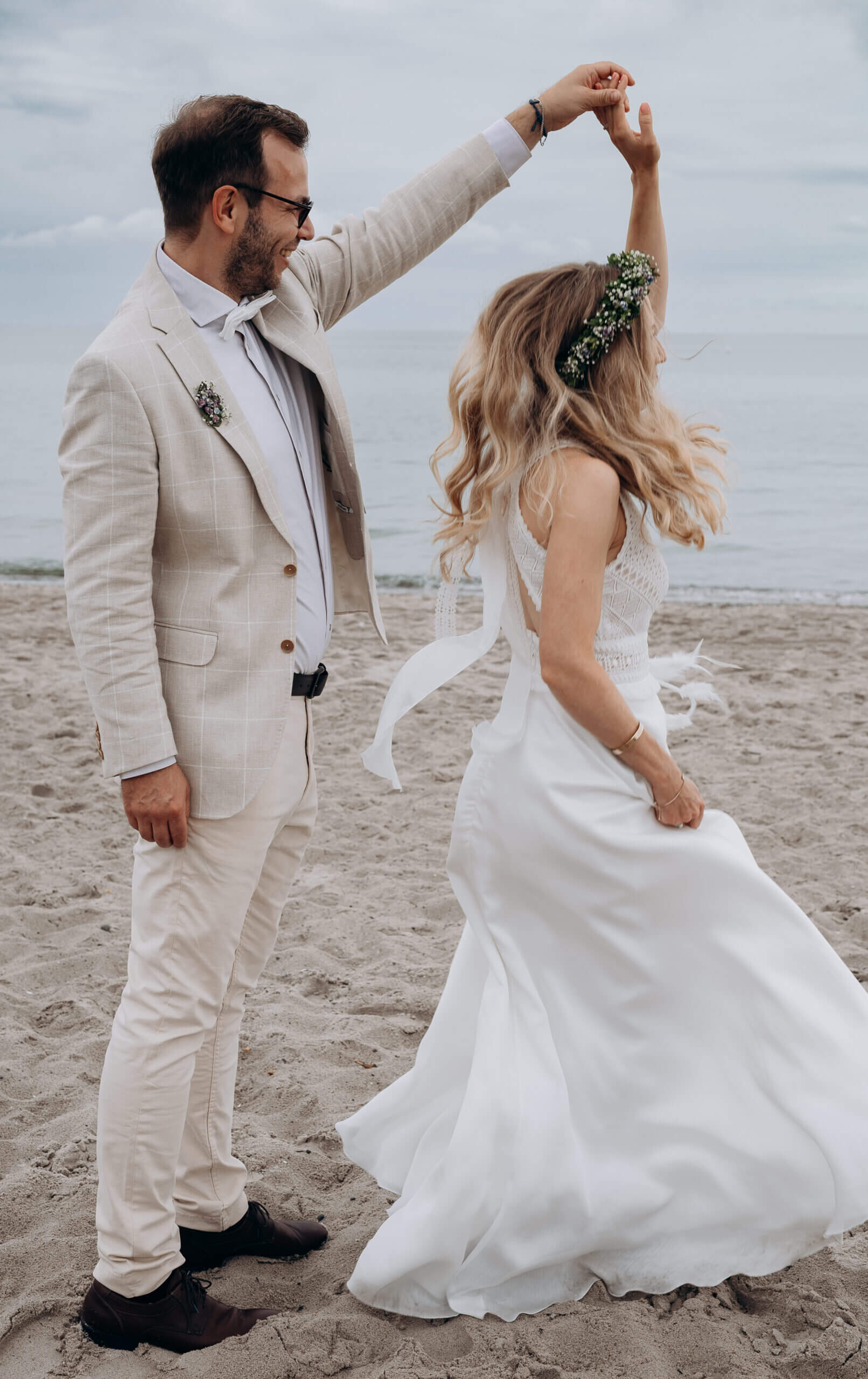 Sarah und jens tanzen im Sand vom Timmendorfer Strand | Meinehochzeitsmomente