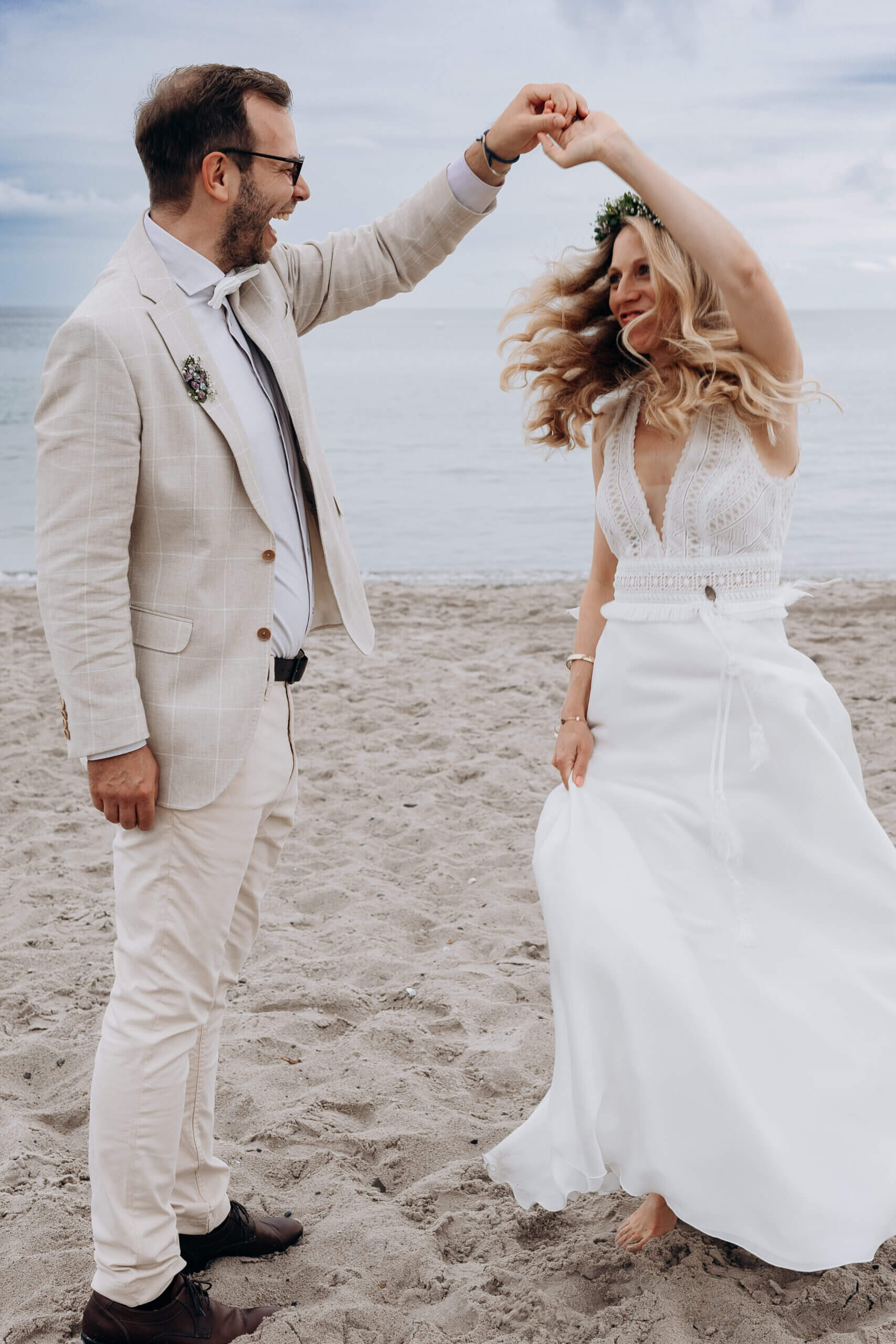 Sarah und Jens tanzen im Sand