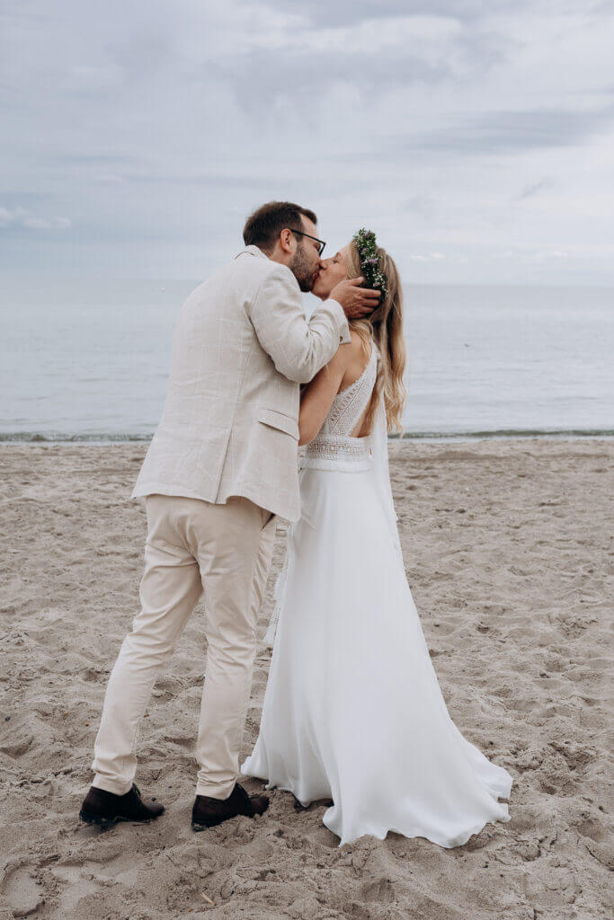 Hochzeitspaar am Strand