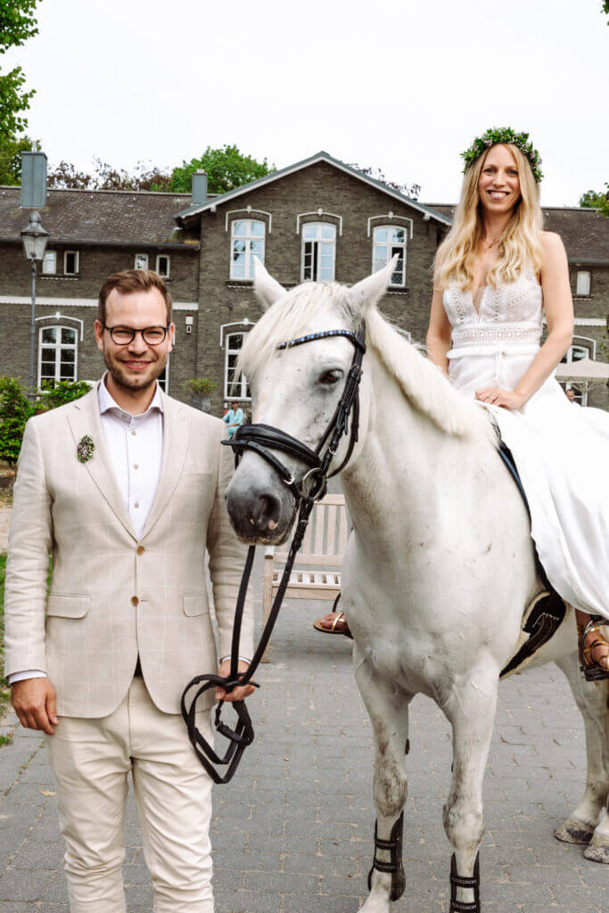 Sarah und Jens Gut Neuruppersdorf mit dem Pferd