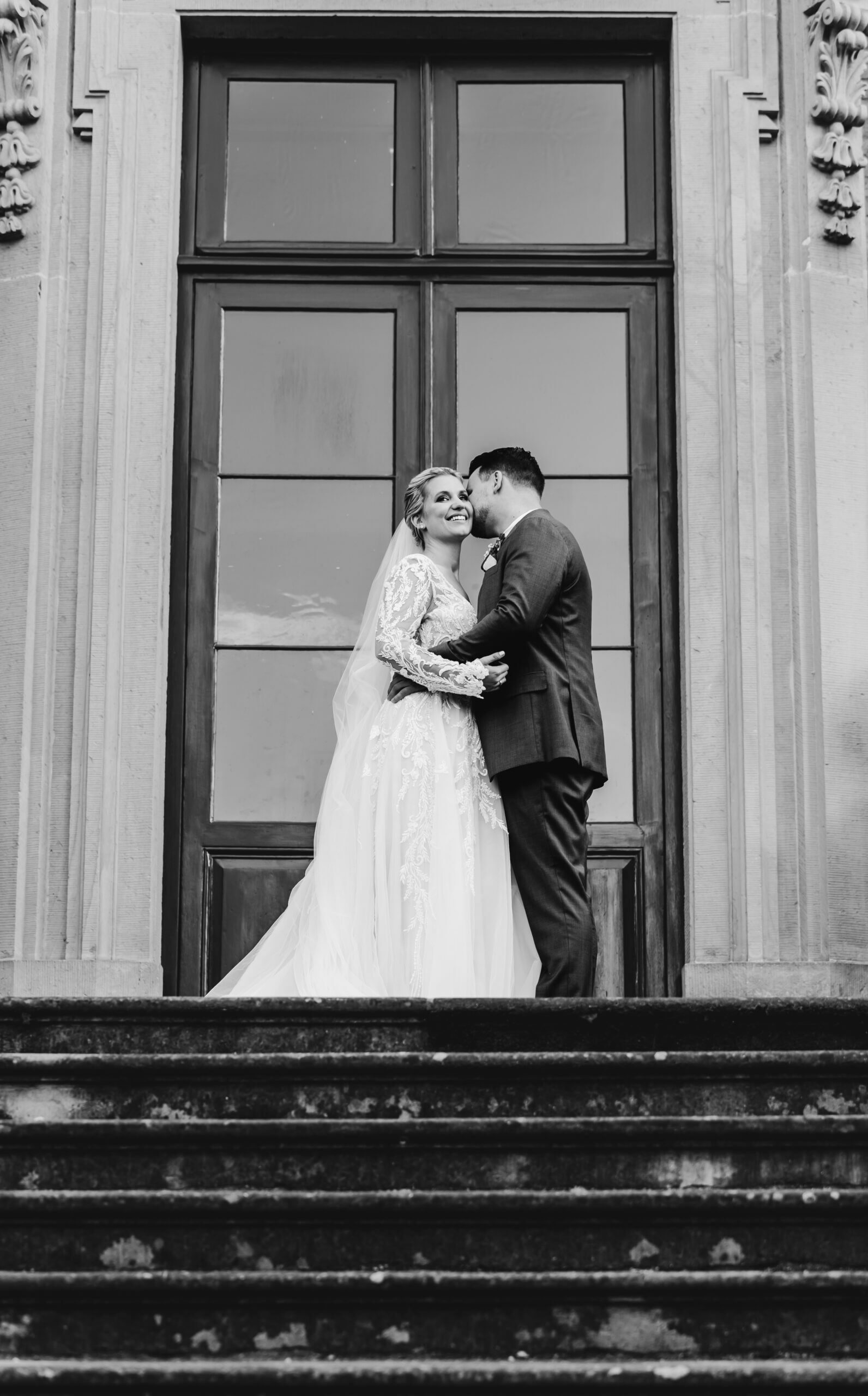 Anna und Valentino auf den eleganten Treppen des Schlosses Bothmer schwarz weiß