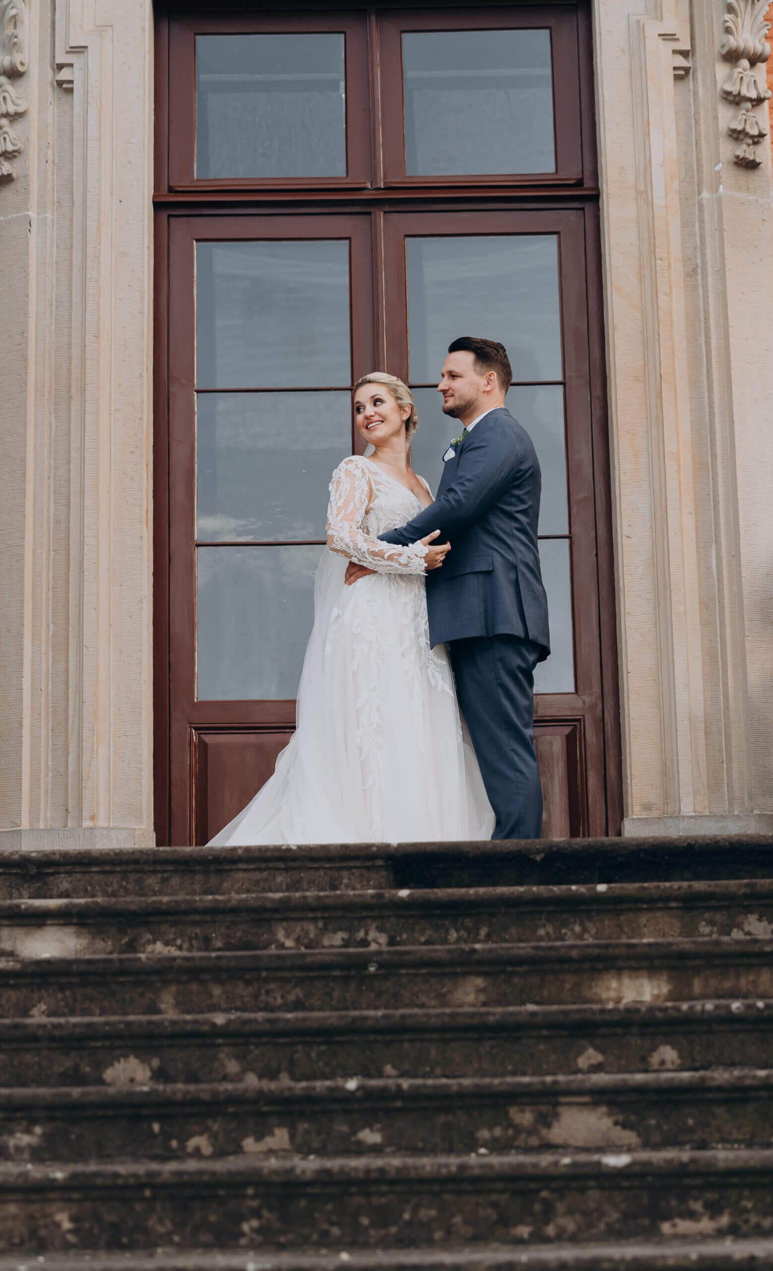 Anna und Valentino auf den eleganten Treppen des Schlosses Bothmer