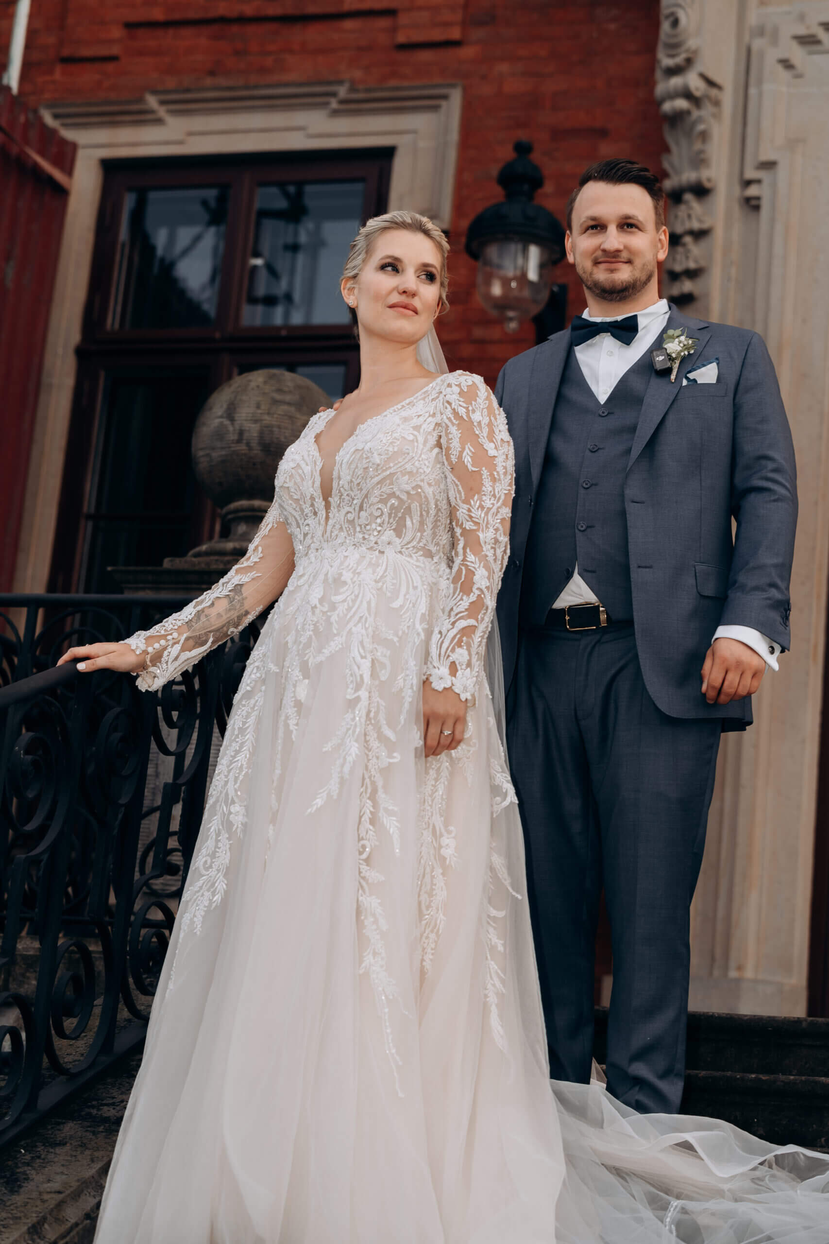 Anna und Valentino auf den eleganten Treppen des Schlosses Bothmer