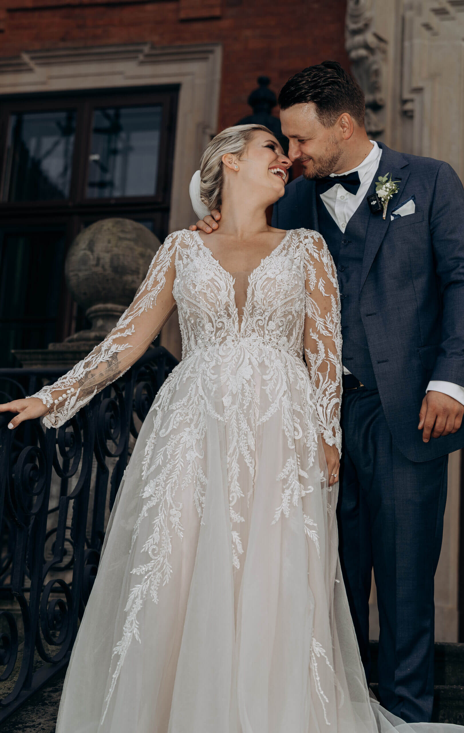 Anna und Valentino auf den eleganten Treppen des Schlosses Bothmer Farbe