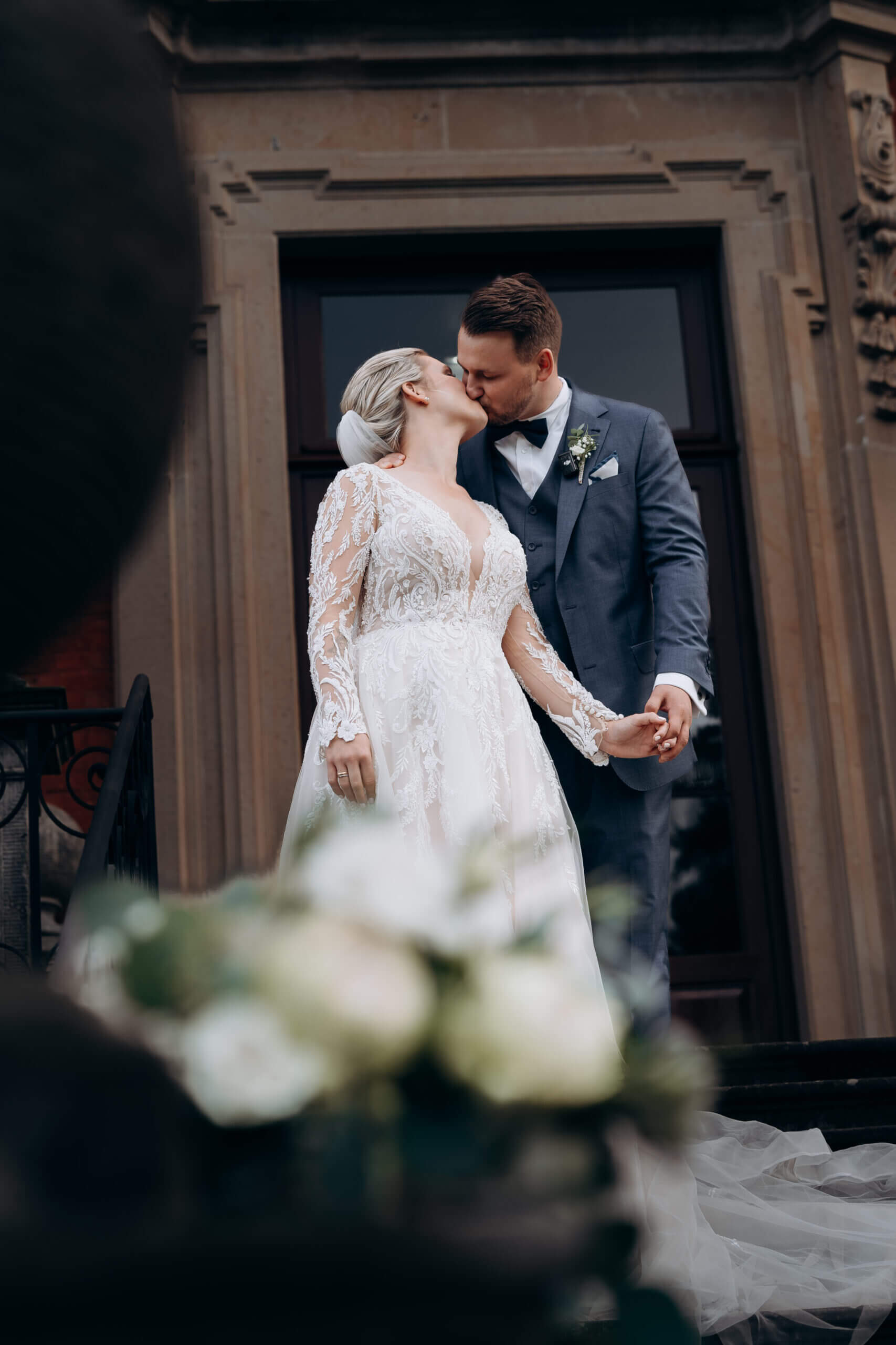 Anna und Valentino auf den eleganten Treppen des Schlosses Bothmer