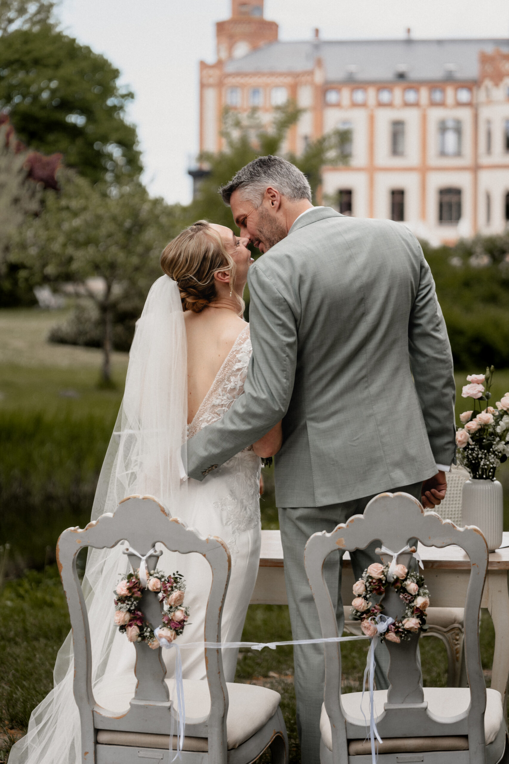 Hochzeitsmoment am Schloss