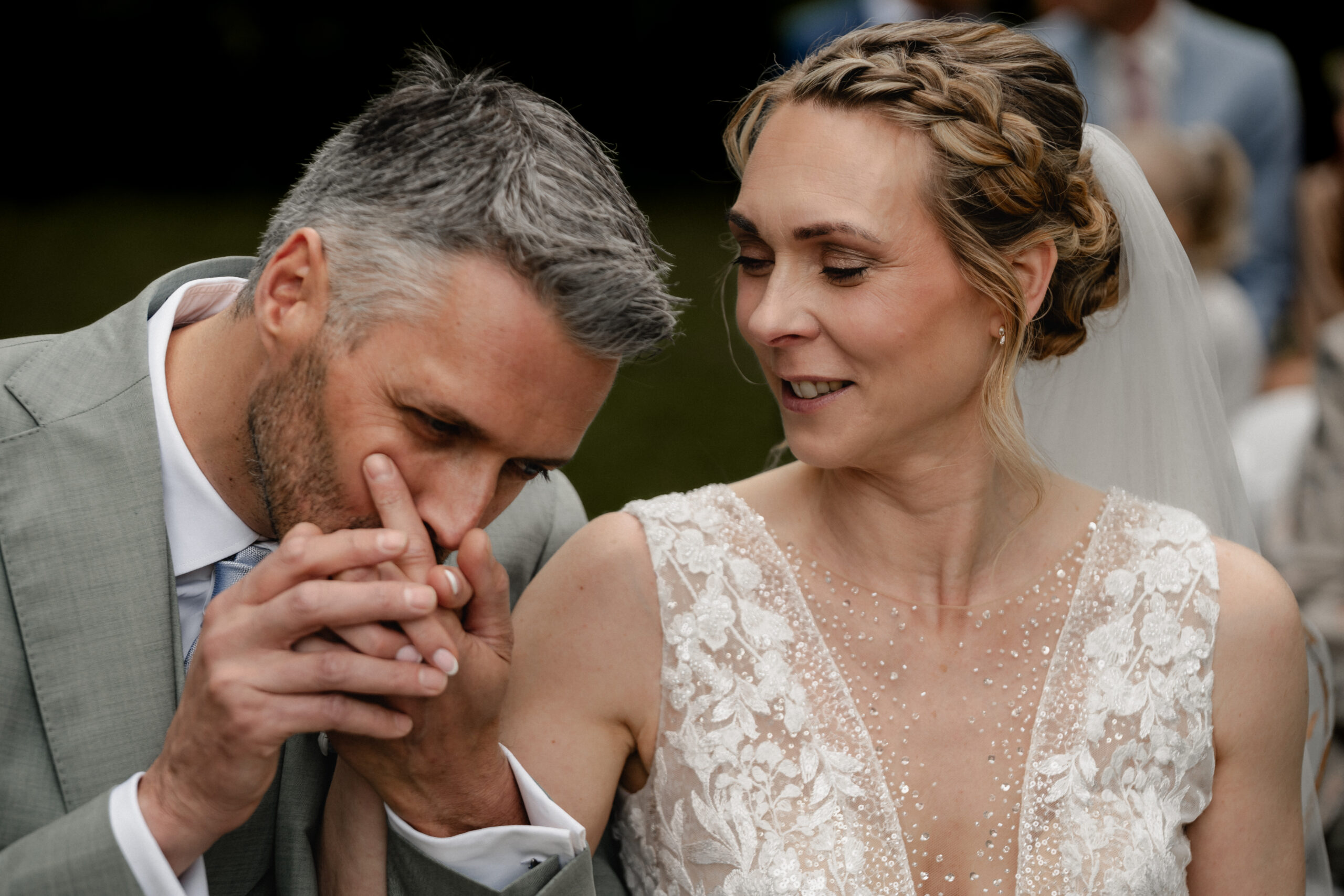 Hochzeitspaar, Bräutigam küsst Hand von der Braut – Meinehochzeitsmomente