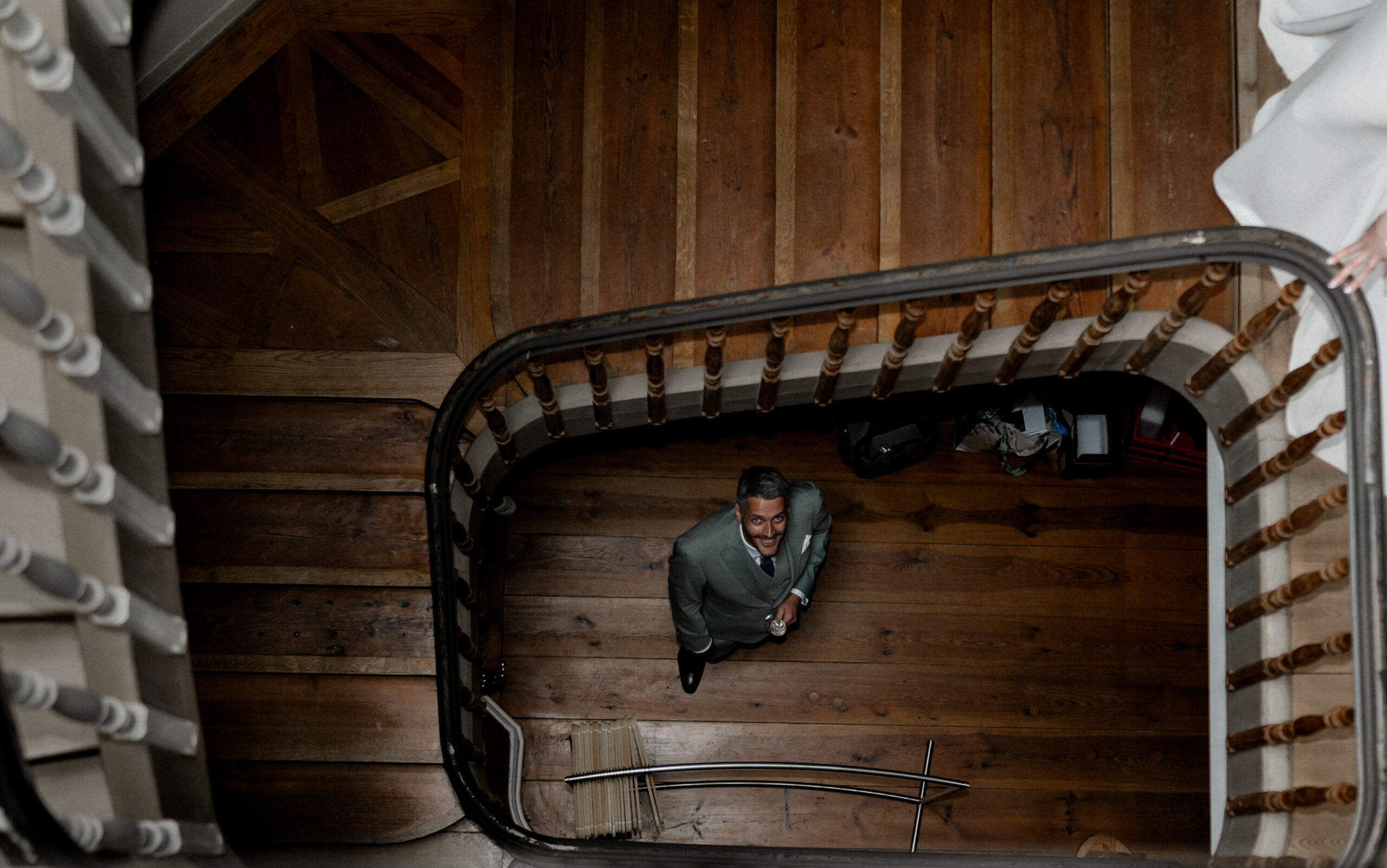 Bräutigam im Treppenhaus ganz unten von der Vogelperspektive – Meinehochzeitsmomente