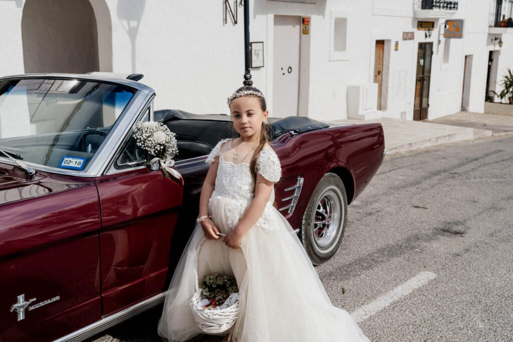 Kind des Brautpaars neben Cabrio – Meinehochzeitsmomente