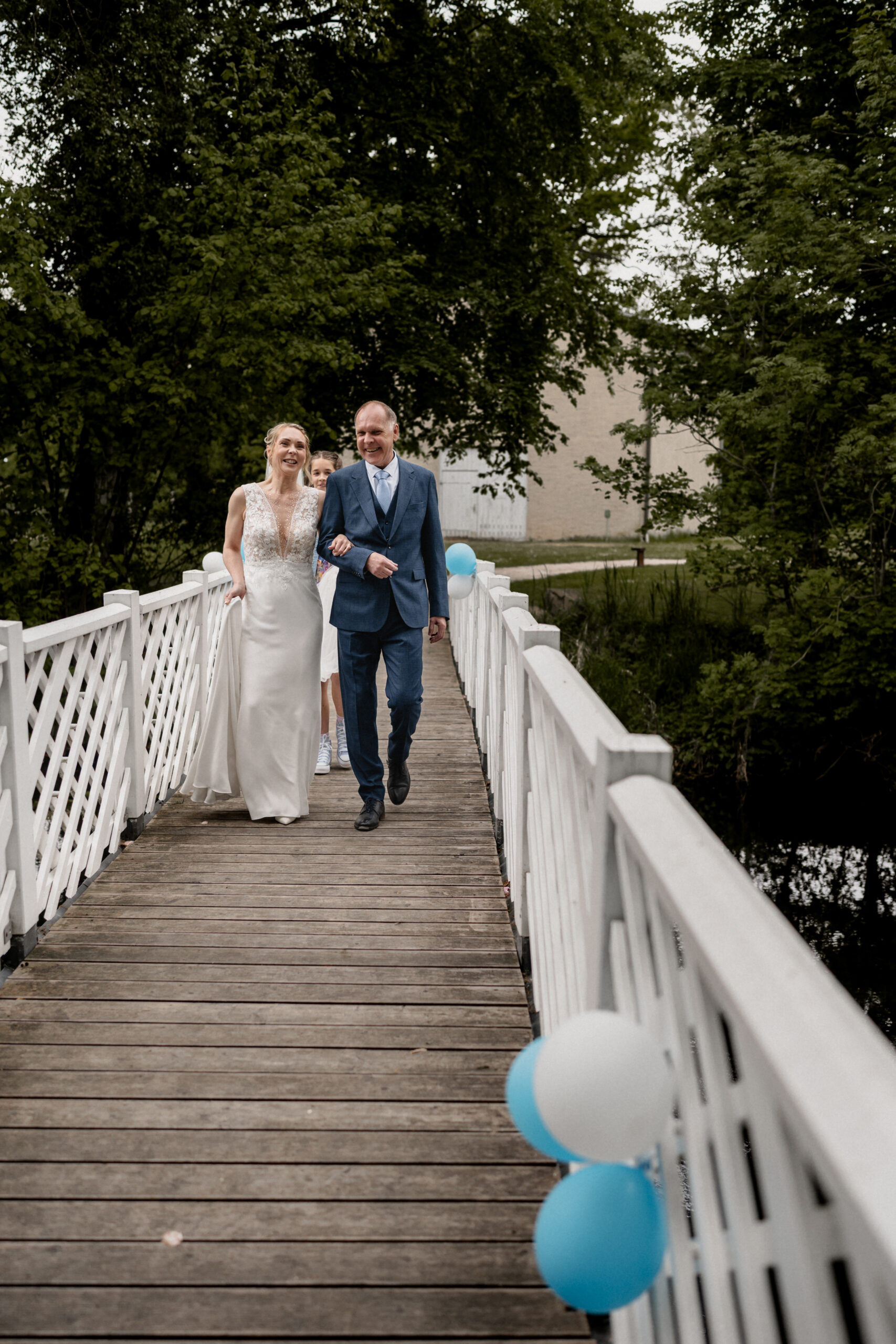 Hochzeitspaar auf edler Holzbrücke – Meine Hochzeitsmomente