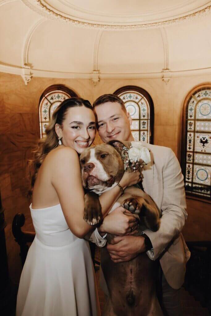 Hochzeitsfoto mit Hund – Familienmoment pur