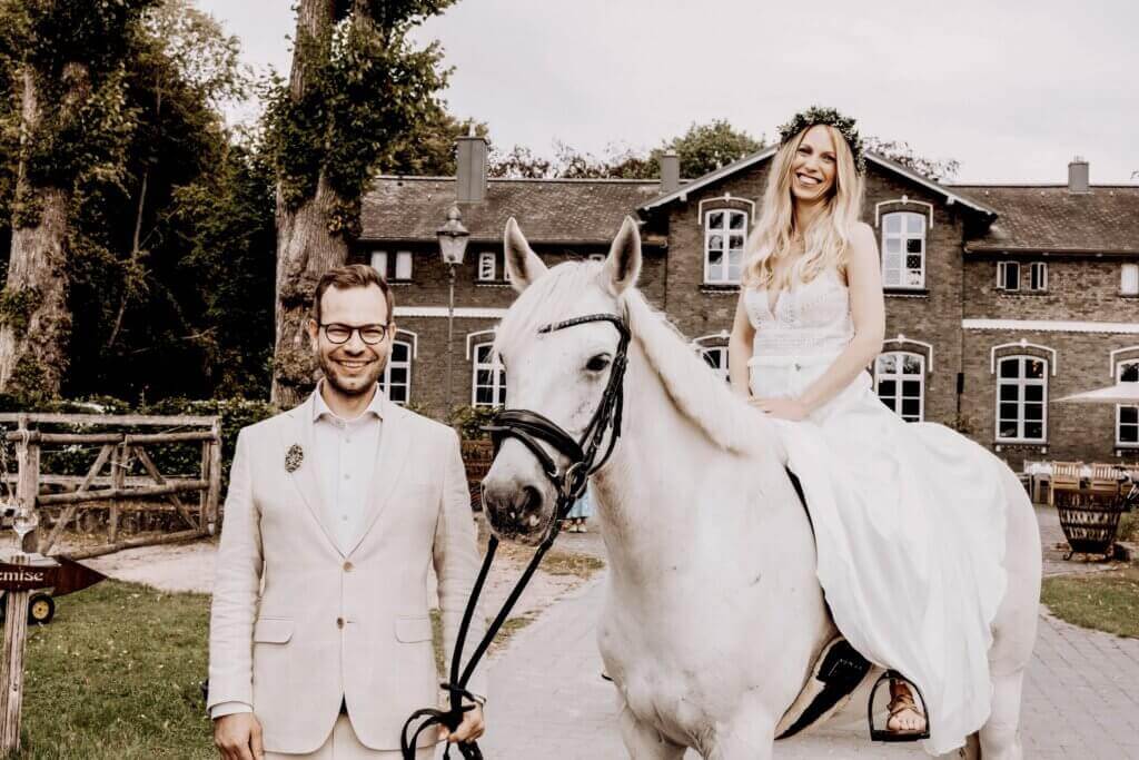 Romantische Hochzeit mit Pferd – Märchenhafte Szene