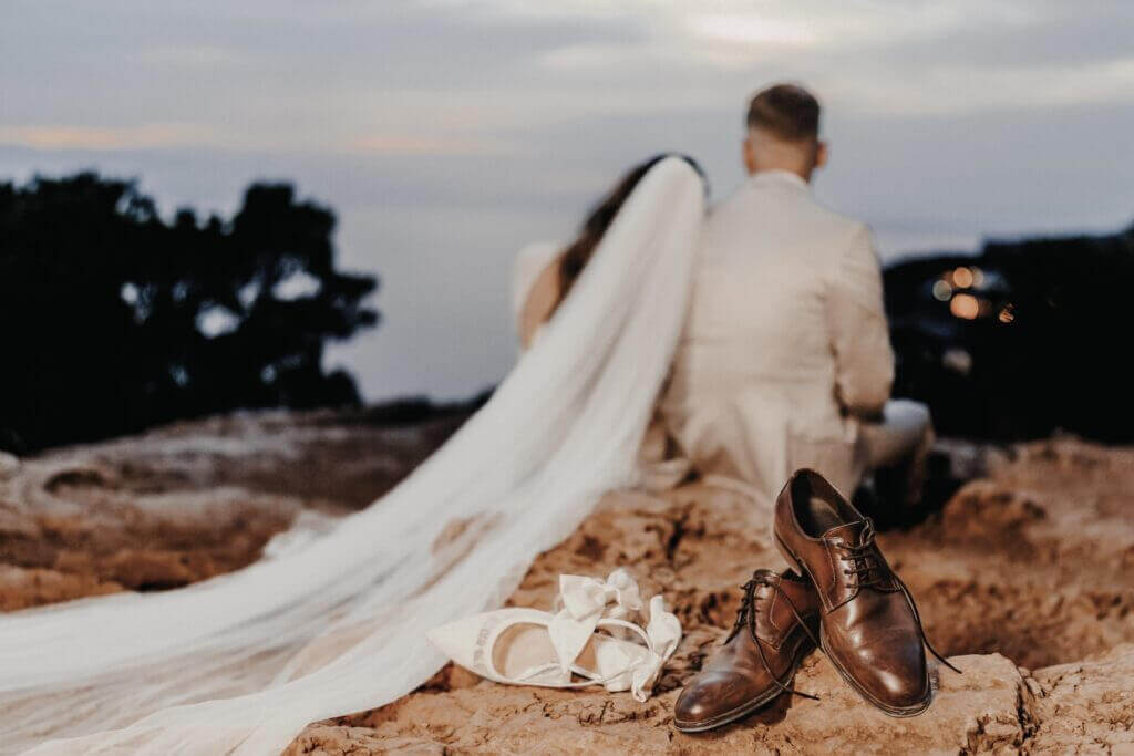 Brautpaar in den Bergen von Ibiza – Sonnenuntergang und Zweisamkeit