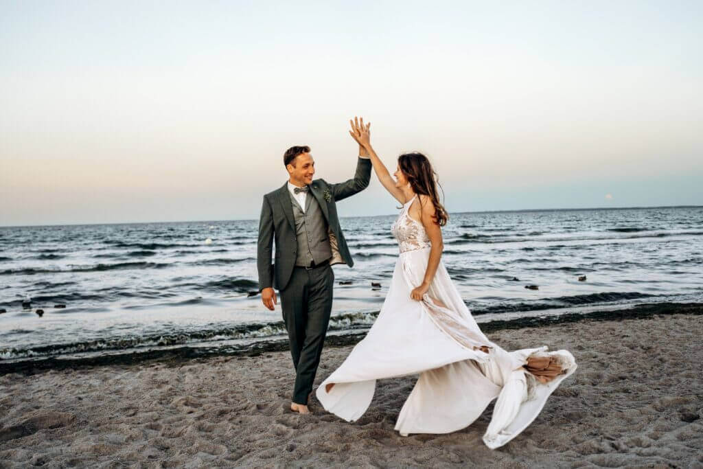 Brautpaar am Meer bei Sonnenuntergang – Romantische Hochzeitsfotos