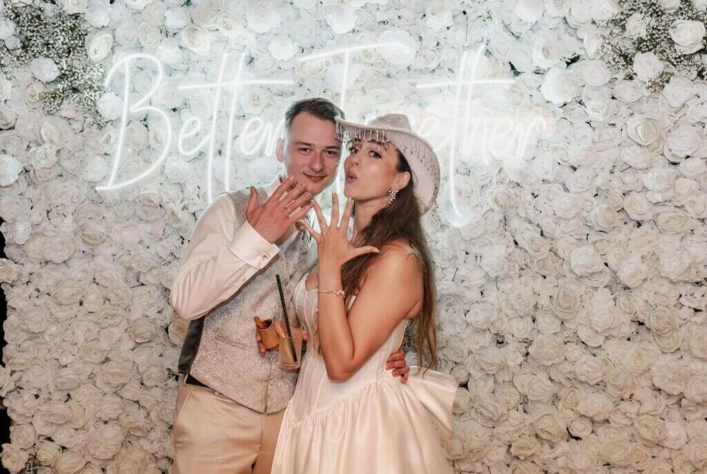 Feiermoment – Brautpaar genießt den Abend