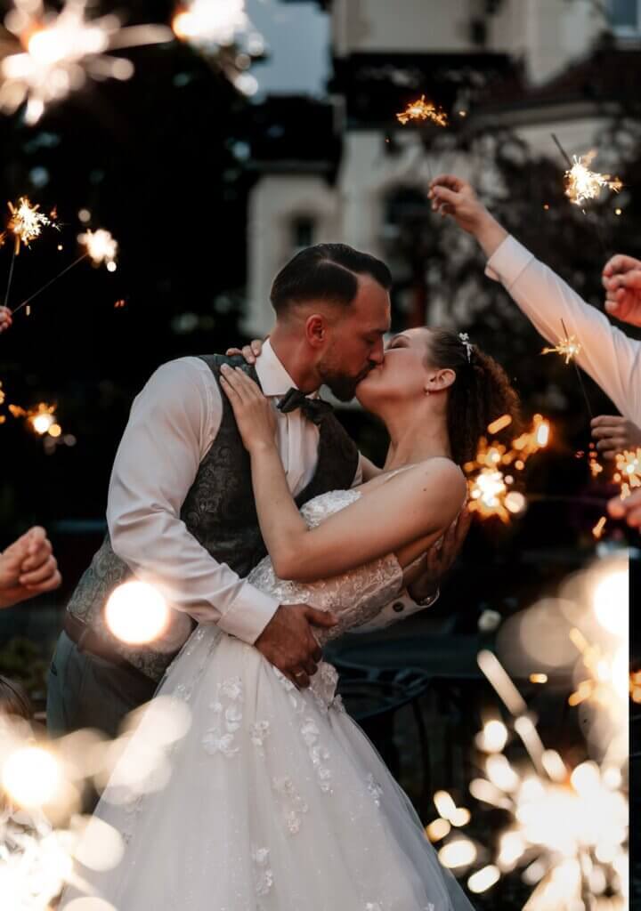 Kussmoment mit Wunderkerzen – Magische Hochzeitsnacht