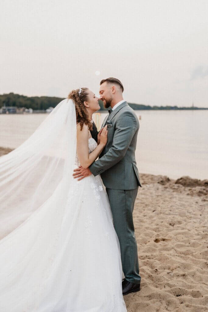 Romantisches Paarshooting am See