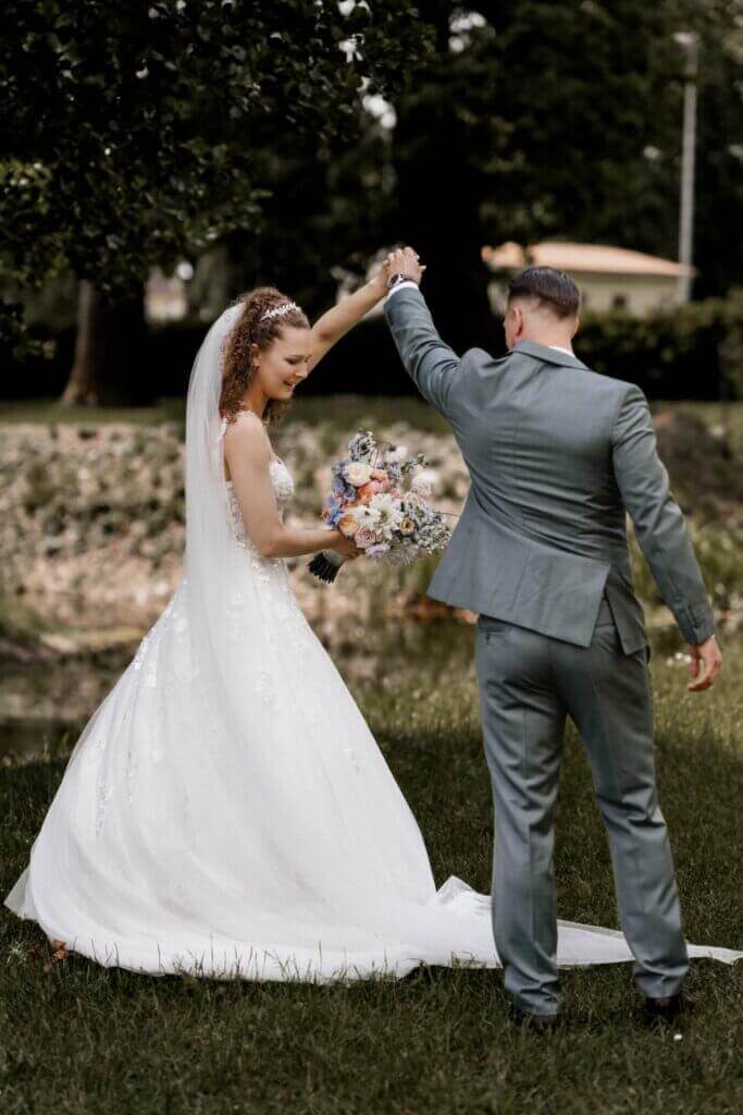 Hochzeitstanz im Freien – Leichtigkeit & Liebe