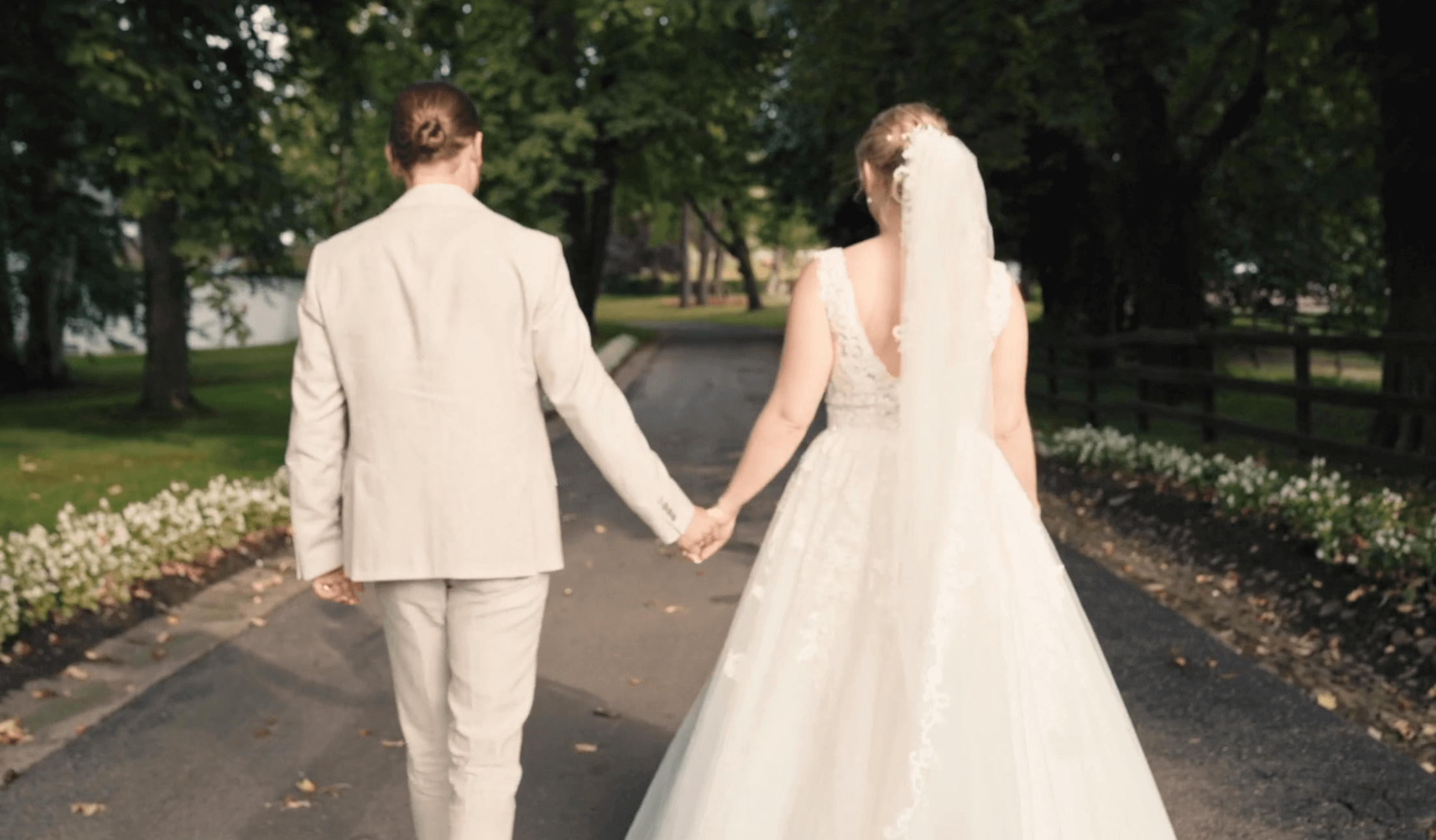 Gemeinsamer Weg – Hochzeitsfoto voller Symbolik