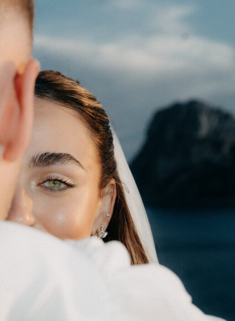 Brautportrait mit Schleier – Intensiver Blick voller Emotion