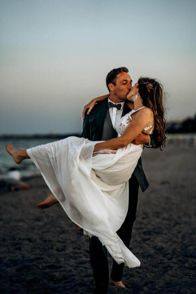 Brautpaar am Strand – Romantik und Leichtigkeit