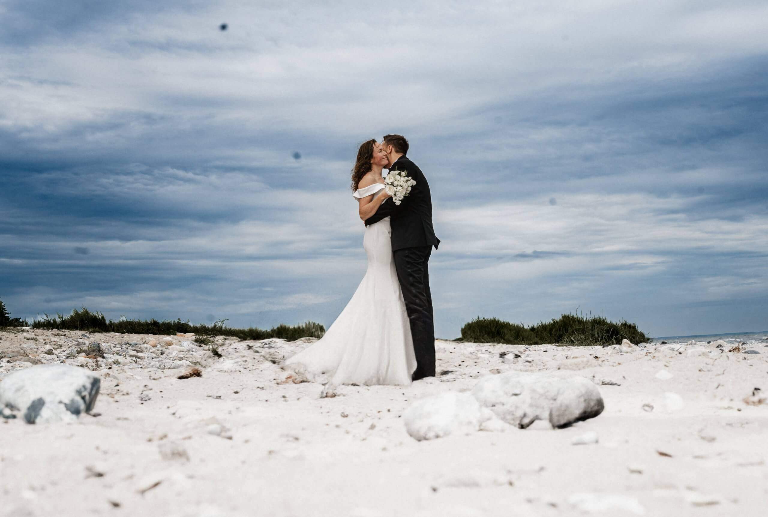 Hochzeit am Strand – Zärtlicher Moment
