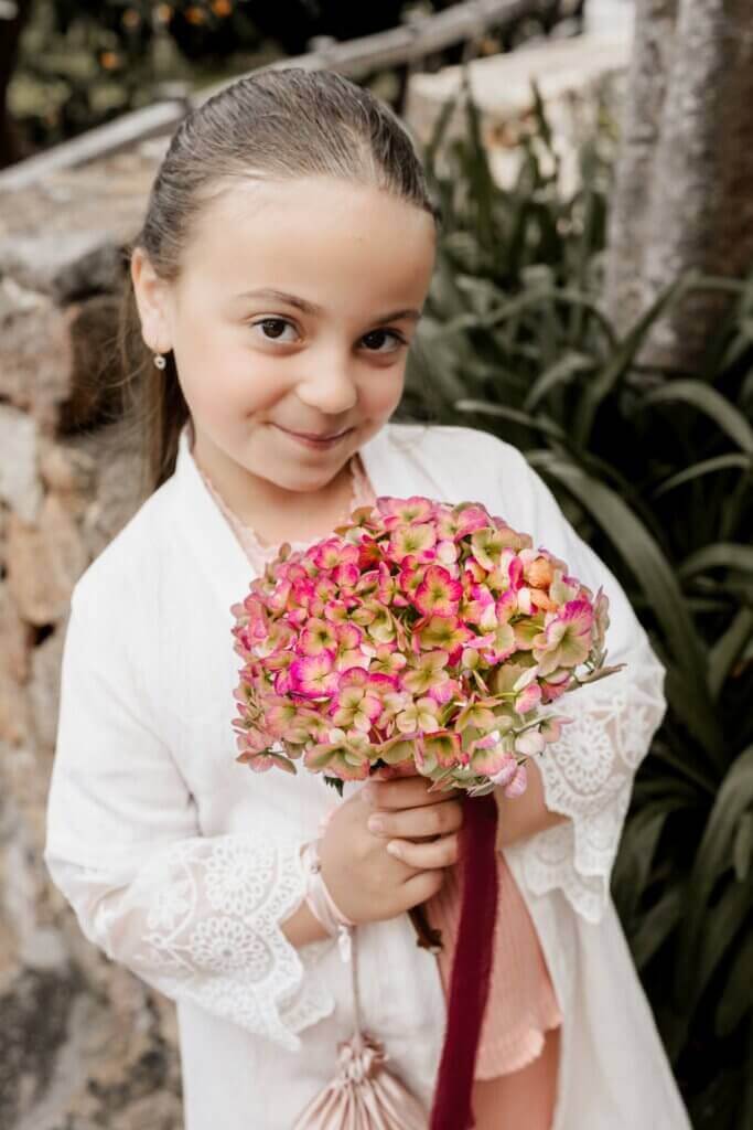 Blumenmädchen mit Strauß – Süßer Hochzeitsmoment