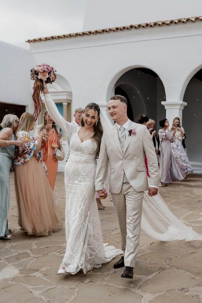 Freudentanz nach der Trauung – Echte Hochzeitsmomente