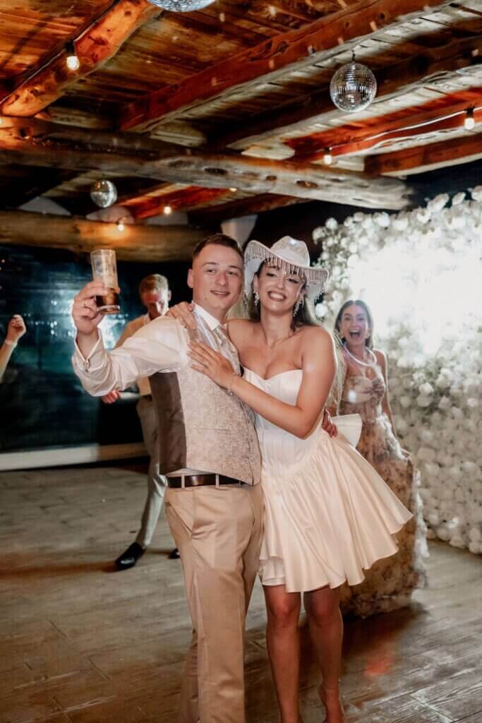 Hochzeitstanz in rustikaler Location