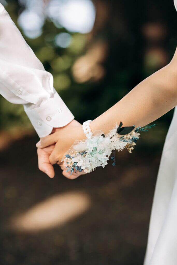 Verlobungsfoto – Hände mit Blumenschmuck