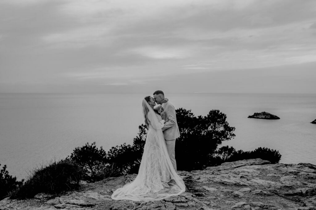 Brautpaar auf Ibiza – Romantische Umarmung an der Klippe in Can Gall