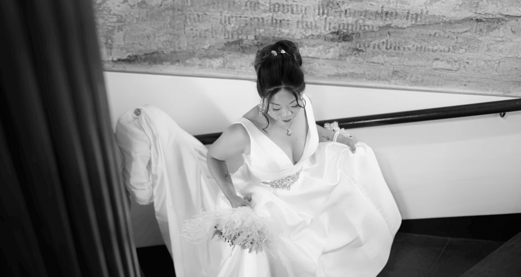 Eleganz in Bewegung – Braut beim Aussteigen