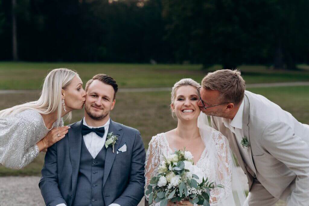 Hochzeitsgesellschaft – Glücksmomente im Freien