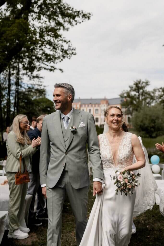 Brautpaar im Garten – Fröhliche Stimmung bei der Hochzeit